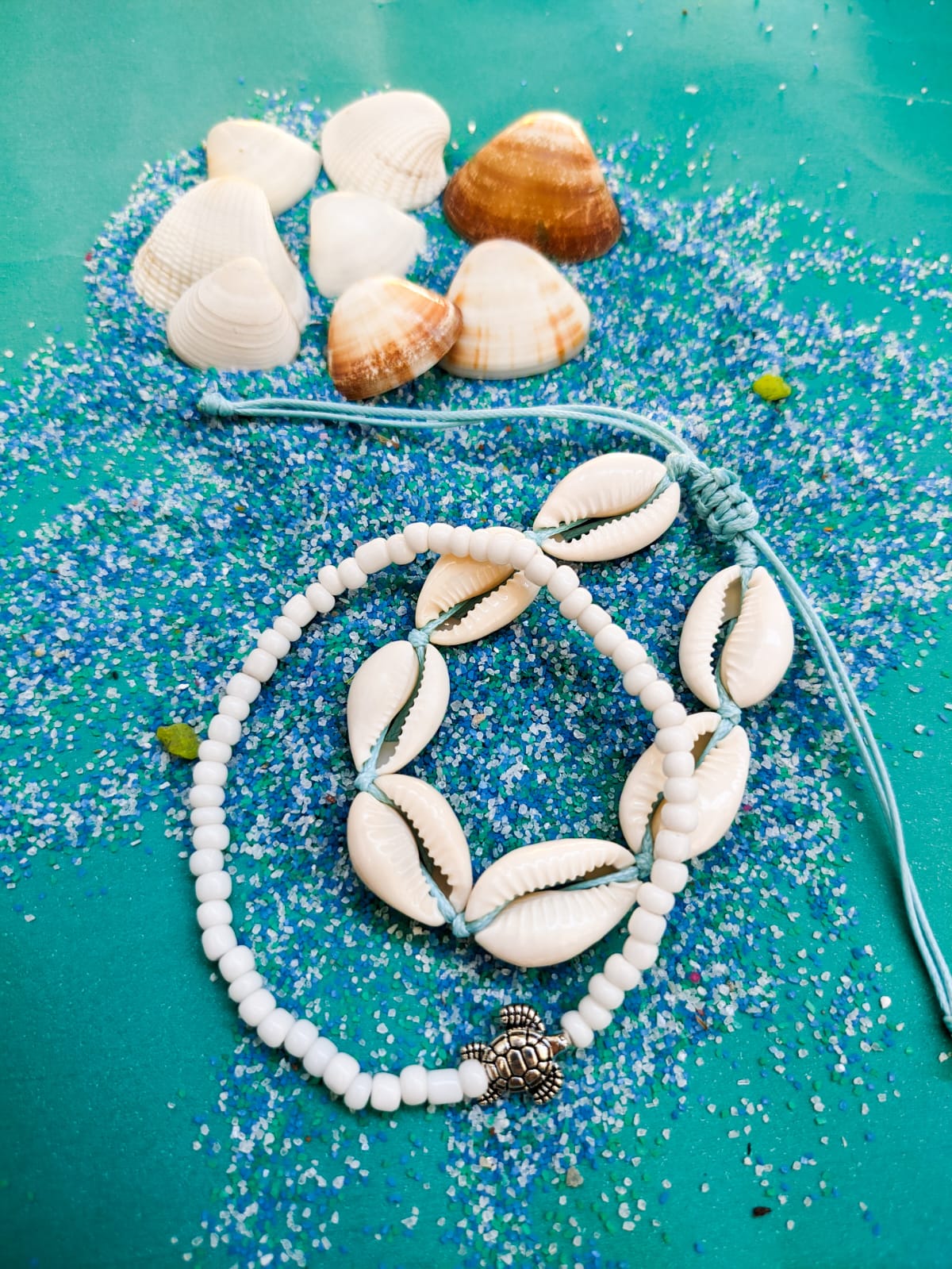 Deixe seus passos contarem histórias de verão.
Com detalhes delicados e cheios de charme, nossas tornozeleiras trazem a liberdade e a leveza de quem vive de alma aberta ao mar. 🌊💫